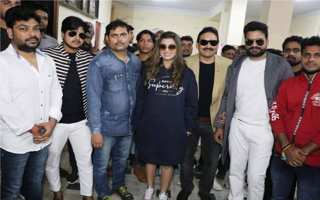 रितेश अक्षरा की फिल्म राजकुमार देखने उमड़ रही भीड़, शांति प्रोडक्शन के बैनर तले बनी है फिल्म राजकुमार