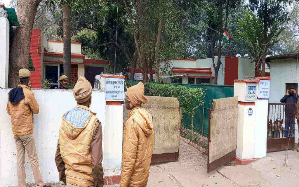 मुख्य राजस्व अधिकारी के सरकारी बंगले को खाली कराने के लिए हुई मुनादी