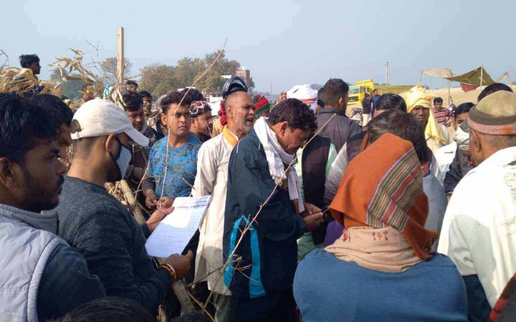 अंडर पास सड़क के लिए ग्रामीण हुए आक्रोशित, प्रशासन समस्या सुलझाने में रहा विफल