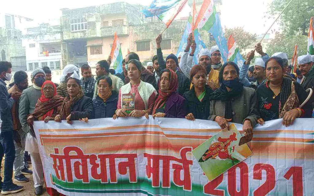 वाराणसी में कांग्रेसियों ने 26 जनवरी के पूर्व निकाला संविधान मार्च