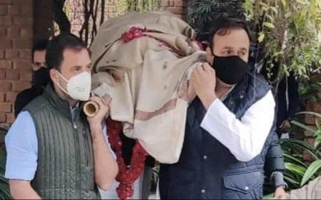 सतीश शर्मा के अंतिम विदाई में पहुंचे राहुल गांधी, दिया कंधा