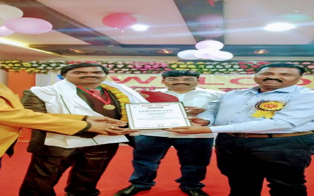 सामाजिक कार्यों को लेकर किया गया सम्मानित