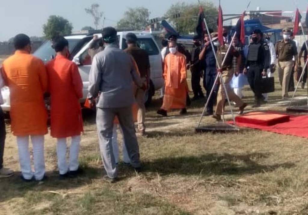 मुख्यमंत्री योगी आदित्यनाथ पहुंचे वाराणसी,विभिन्न कार्यक्रमों में करेंगे शिरकत