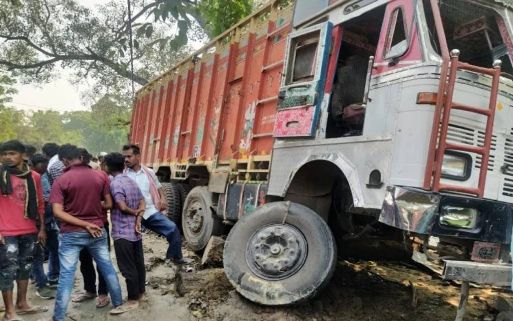 गाजीपुर सड़क हादसा : चाय की दुकान में घुसा बेकाबू ट्रक, छह लोगों की मौत
