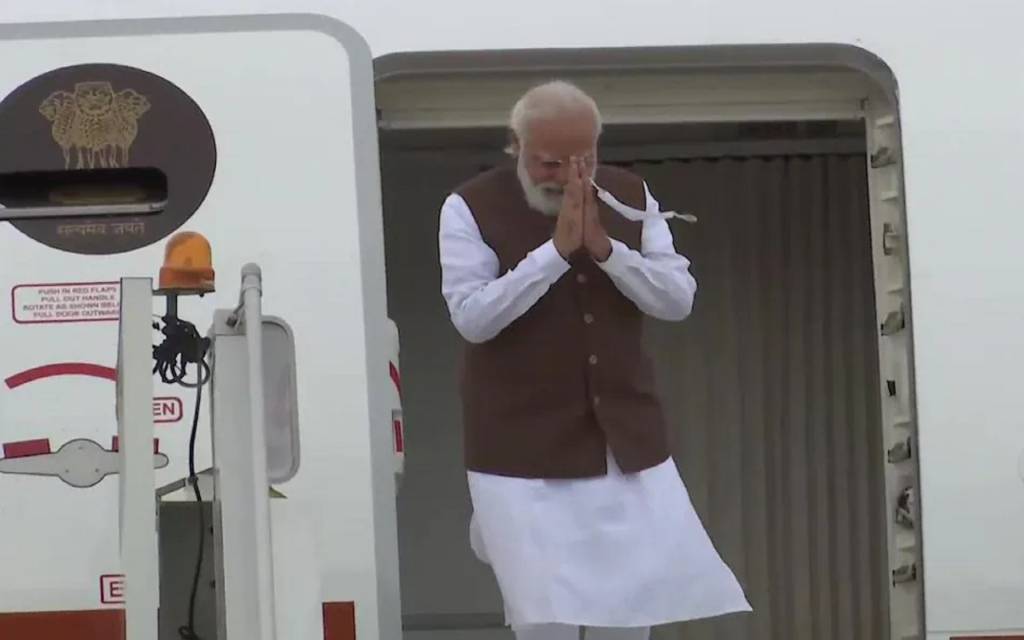 दुनिया को 'पांच मंत्र' देकर पीएम मोदी पहुंचे देश