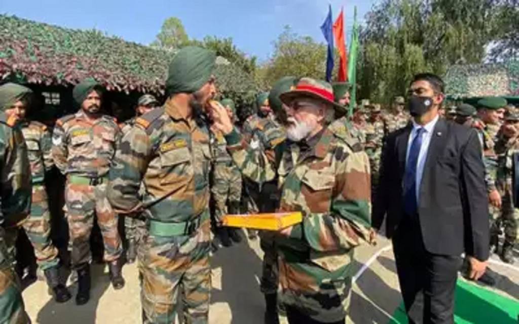 जम्मू-कश्मीर में प्रधानमंत्री ने फौजियों संग मनाई दिवाली, कहा- सेना ही मेरा परिवार, नौशेरा के शेरों के साहस को नमन
