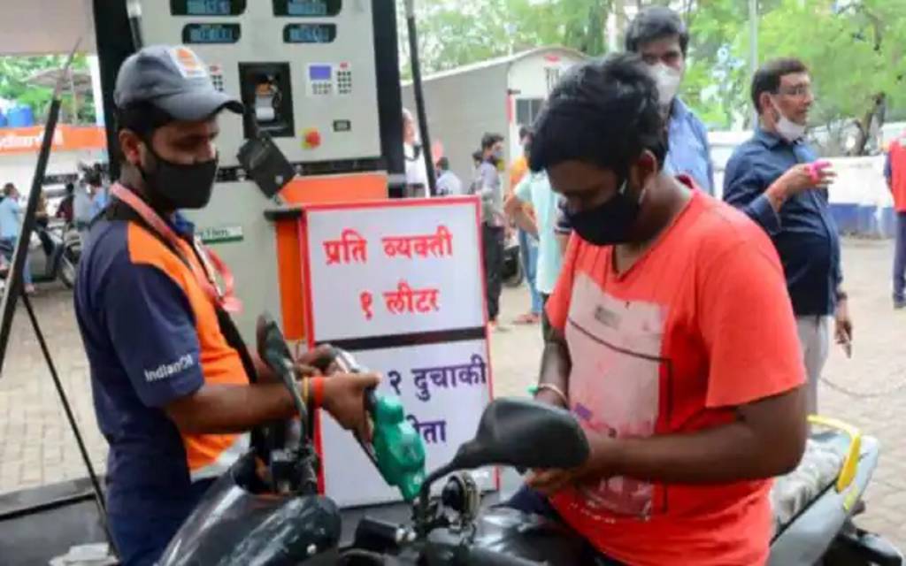 दिवाली पर जनता को तोहफा, एक झटके में 5 रुपए सस्ता हुआ पेट्रोल