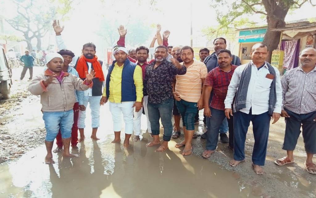 दुर्व्यवस्था के खिलाफ ग्रामीणों ने सीवेज में खड़ा होकर किया प्रदर्शन