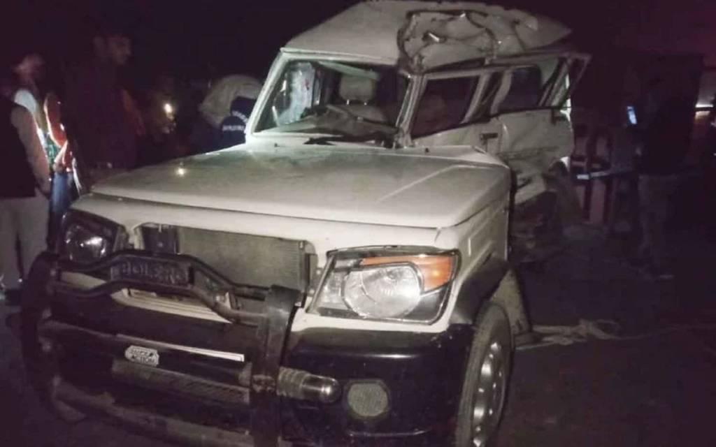 यूपी में भीषण सड़क हादसा, टैक्टर से टकराई तेज रफ़्तार बुलेरो,तीन की मौत