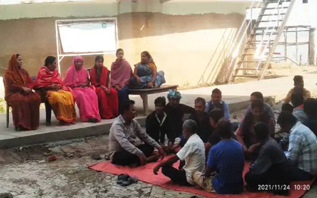 अस्सी घाट पर 35 मकानों में आई दरारें, अंदर बिछी पाइप लाइन में बनी लीकेज की वजह, ग्रामीणों ने किया धरना प्रदर्शन