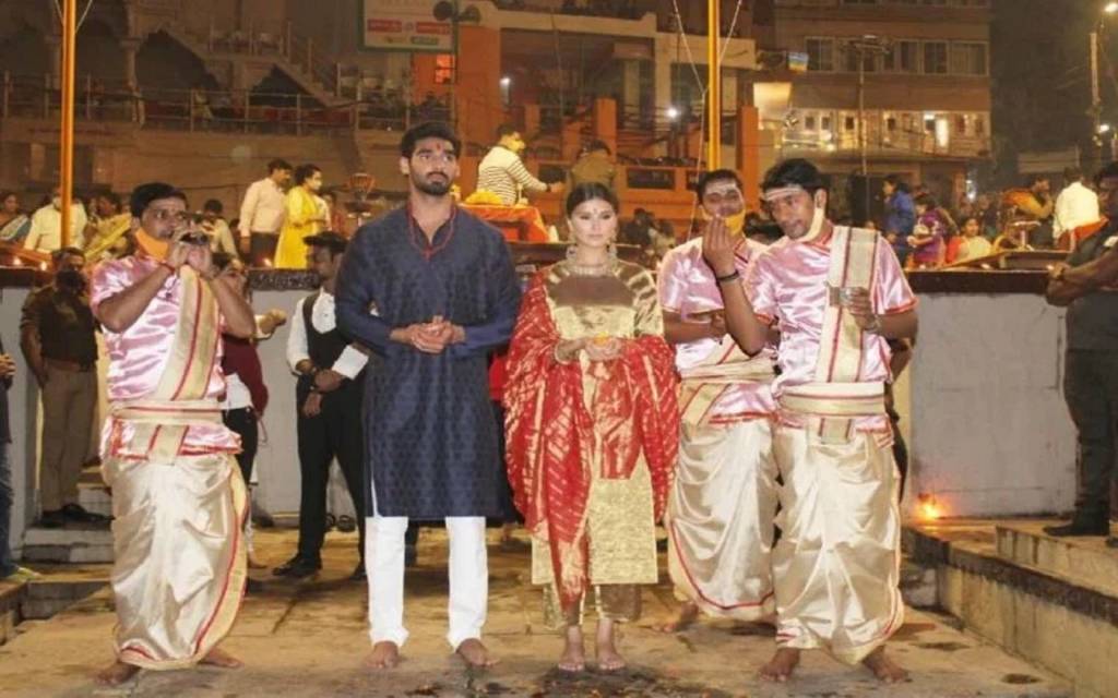 अहान शेट्टी और अभिनेत्री तारा सुतारिया पहुंची काशी