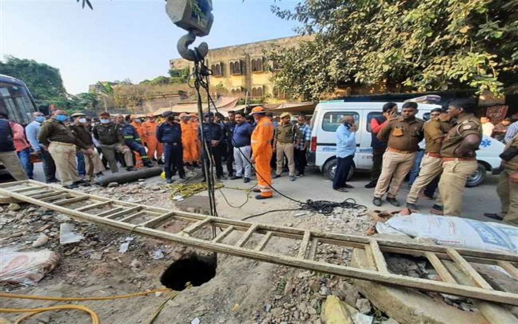 काम के दौरान मैनहोल में फंसा मजदूर,NDRF के 11 जवान रेस्क्यू में जुटे