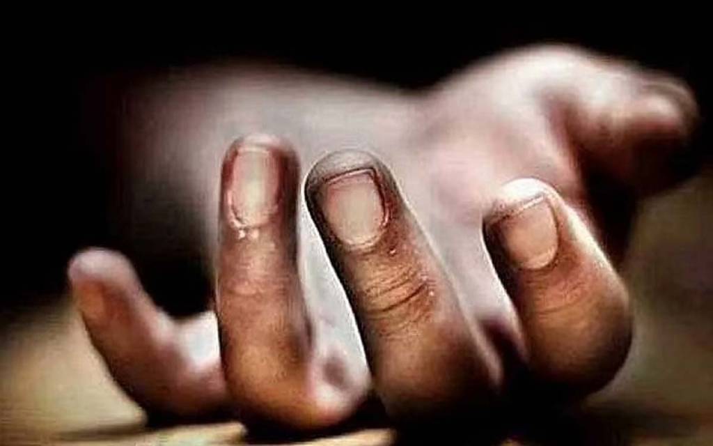 पेड़ के सहारे फंदे से लटकता मिला फैक्ट्री कर्मचारी का शव