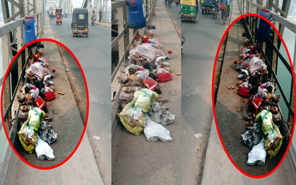 सफाई के नाम पर निभाई जा रही औपचारिकता, राजघाट पुल पर लगा है कूड़ा कचरा का अम्बार