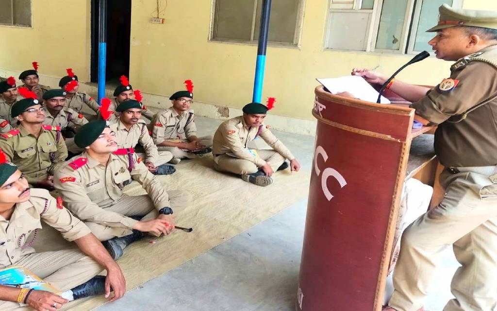 बीएचयू के एनसीसी कैडेट्स को कमिश्नरेट पुलिस कर रही प्रशिक्षित