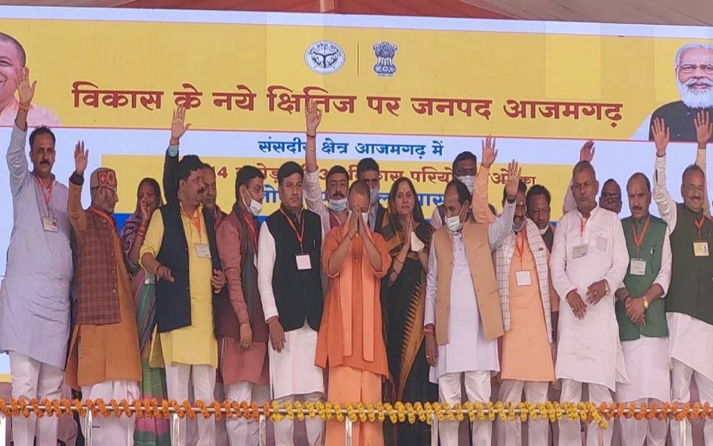आजमगढ: 'जिस गाड़ी में सपा का झंडा, समझो होगा कोई जानामाना गुंडा'- सीएम योगी