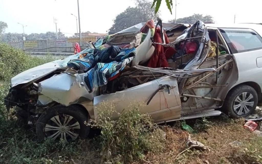खड़ी ट्रक में इनोवा ने मारी टक्कर, एक की मौत
