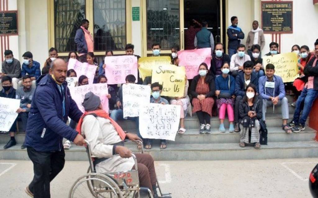 बीएचयू अस्पताल में हड़ताल से मरीजों की बड़ी परेशानी