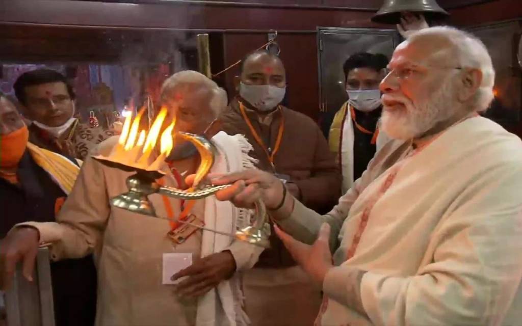 वाराणसी पहुंचे पीएम मोदी,काशी के कोतवाल की आरती