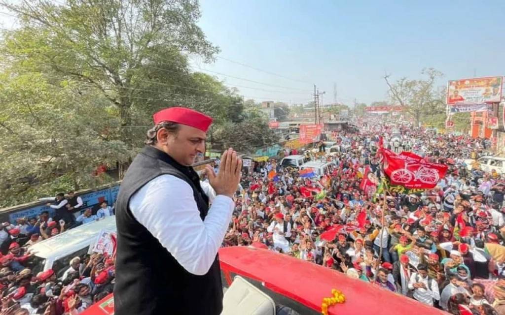 भाजपा और प्रदेश सरकार पर अखिलेश का तंज: कहा- भाजपा लाल रंग का मायने नहीं समझती