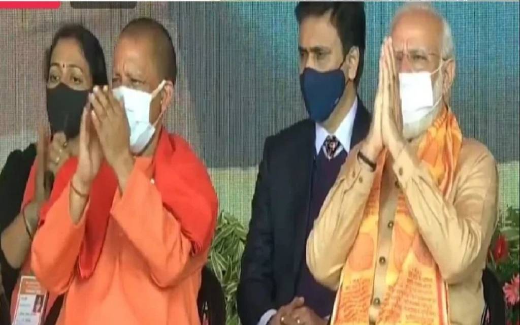 पीएम मोदी ने प्रयागराज में प्रदेश की महिलाओं को दी लाखों की सौगात, कहा-यूपी को कोई अंधेरे में नहीं धकेल सकता, हमारा यूपी आगे बढ़ेगा
