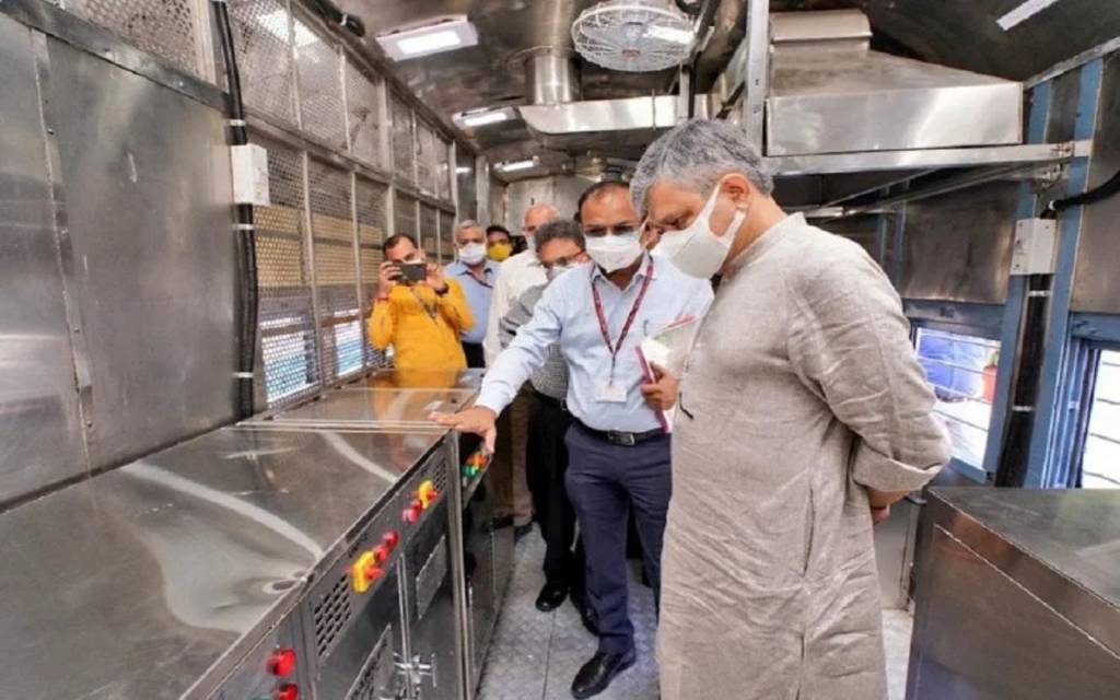 वाराणसी पहुंचे रेलमंत्री, तीन रेल मंडल और BLW की महाप्रबंधक के साथ किया बैठक, यात्री सुविधाओं का लिया जायजा