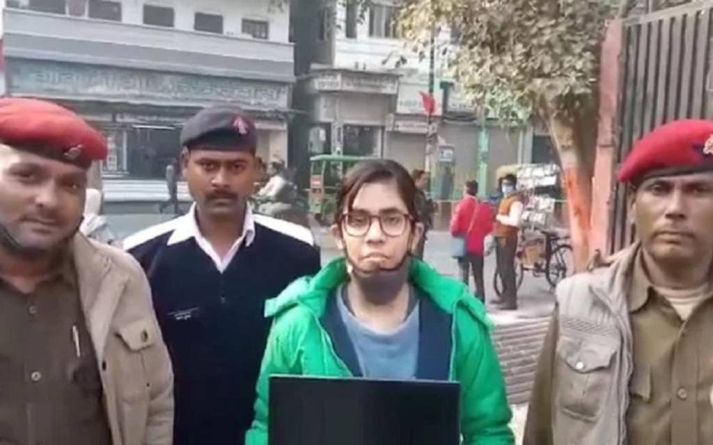 खोया लैपटॉप मिलने पर किशोरी ने वाराणसी पुलिस का किया धन्यवाद