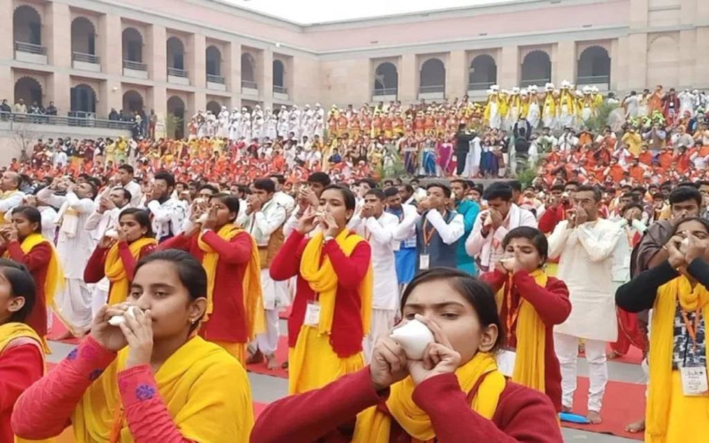 वाराणसी में नववर्ष पर अनोखा आयोजन, 1001 शंखों की ध्वनि से गूंजी काशी विश्वनाथ धाम, बना विश्व रिकॉर्ड