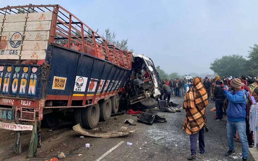 भीषण सड़क हादसा, बस से भिड़ा गैस सिलेंडर से लदा ट्रक 15 की मौत