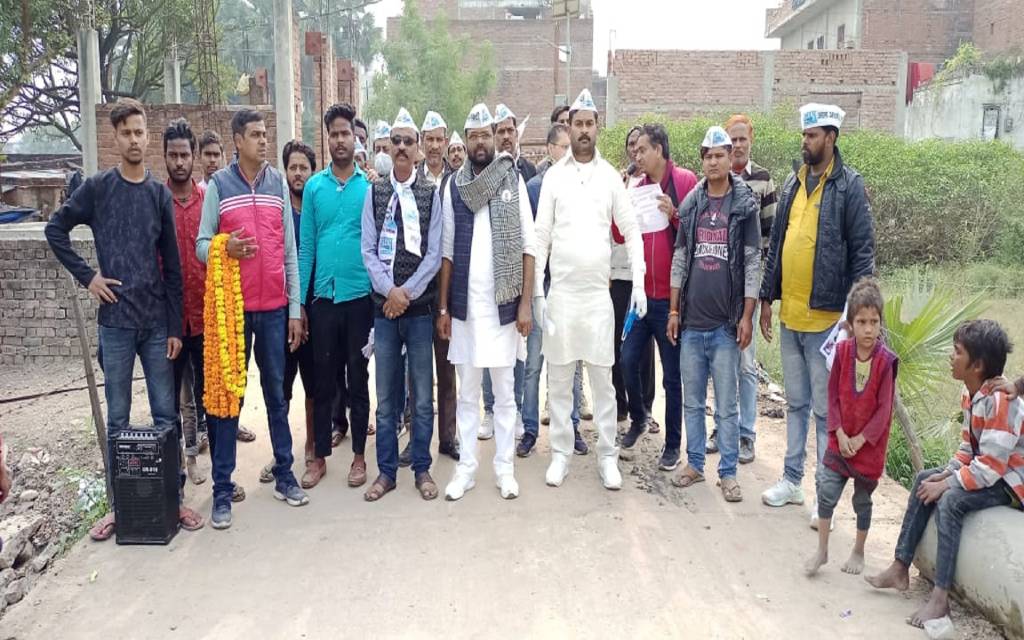 अजीत सिंह ने किया दक्षिणी में 'डोर टू डोर कैंपेन'