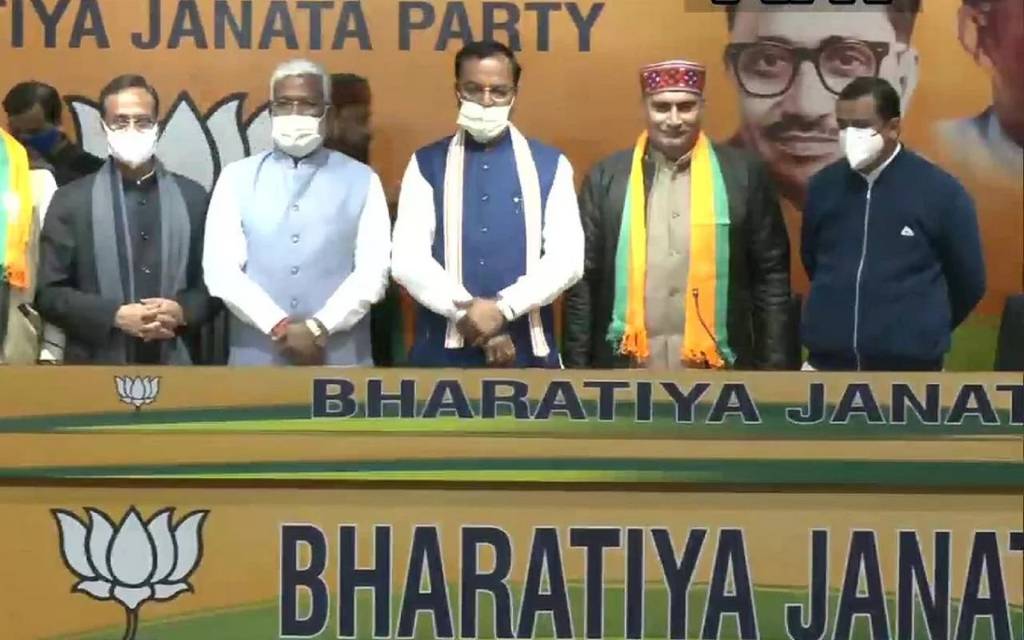 UP assembly elections 2022 : चुनाव से पहले कांग्रेस-सपा को बड़ा झटका, दो विधायक एक पूर्व एमएलए पार्टी में शामिल