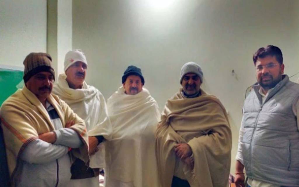 किसान नेता नरेश टिकैत से मिलने पहुंचे केंद्रीय मंत्री संजीव बालियान