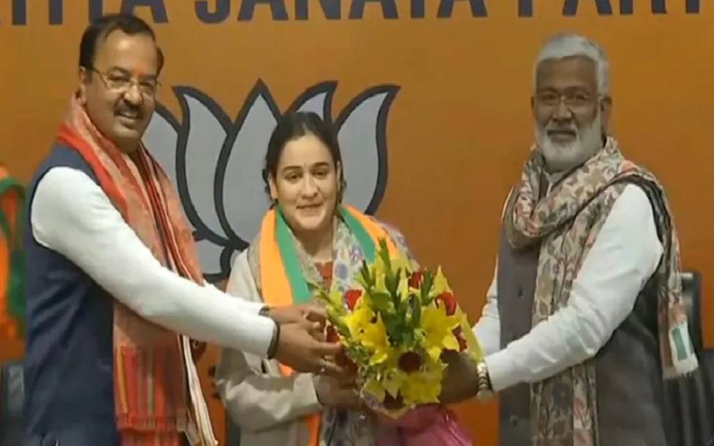 UP Chunav 2022: बीजेपी में शामिल हुईं मुलायम की छोटी बहू अपर्णा यादव, मैनचेस्टर यूनिवर्सिटी से की है पढ़ाई