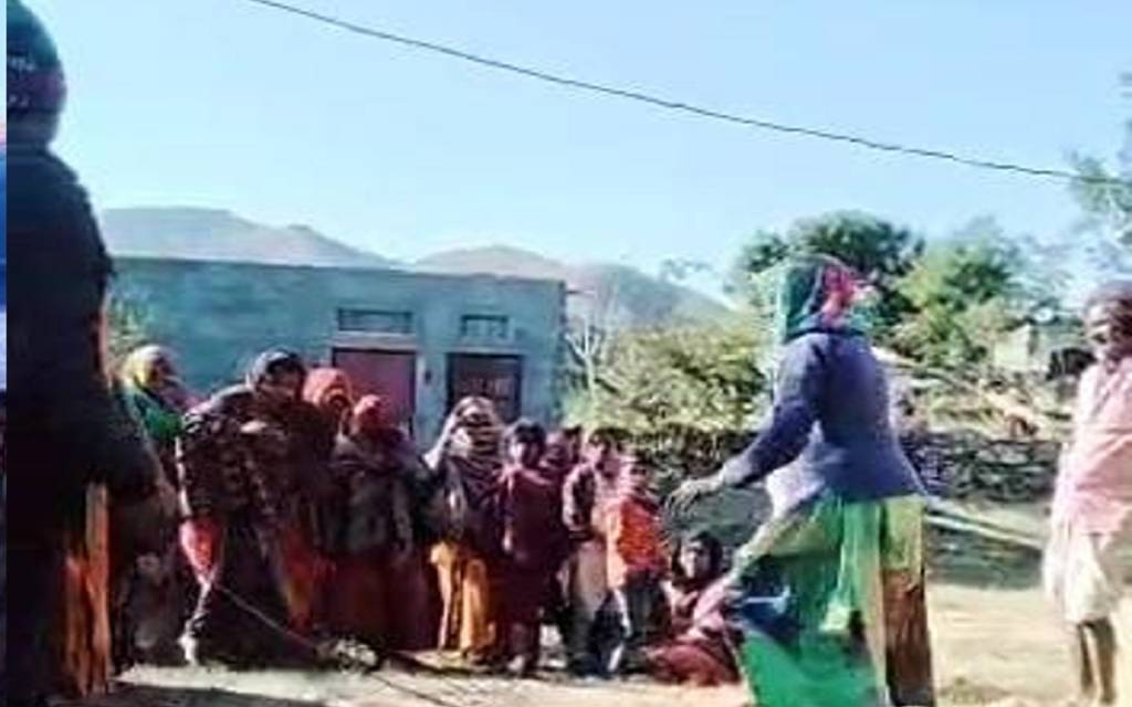 पंचो के फैसले पर पति-पत्नी को गांव में सरेआम 2 घंटे लाठी-डंडों पीटते रहे लोग, जाने पूरा मामला