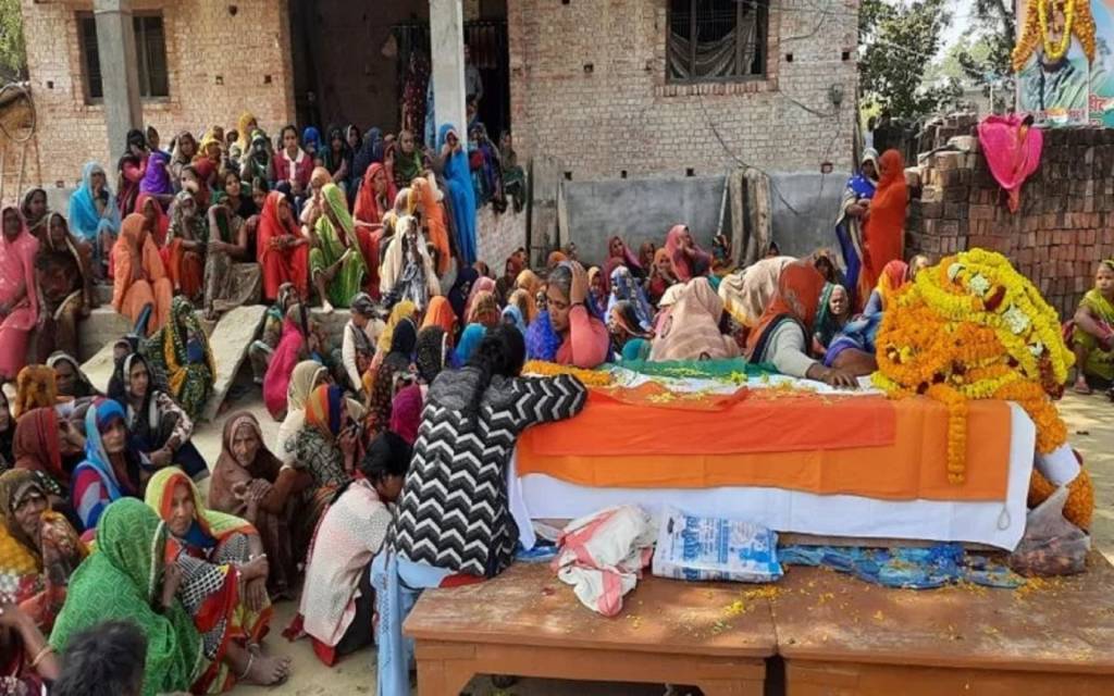 तिरंगे में लिपटकर पहुंचा जवान का पार्थिव शरीर, संदिग्ध हालात में जम्मू के होटल में मिला था शव