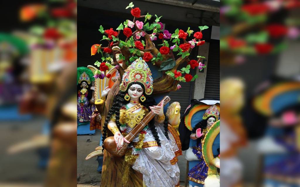 काशी के पंडालों में विराजीं मां सरस्वती, दर्शन के उमड़े श्रद्धालु