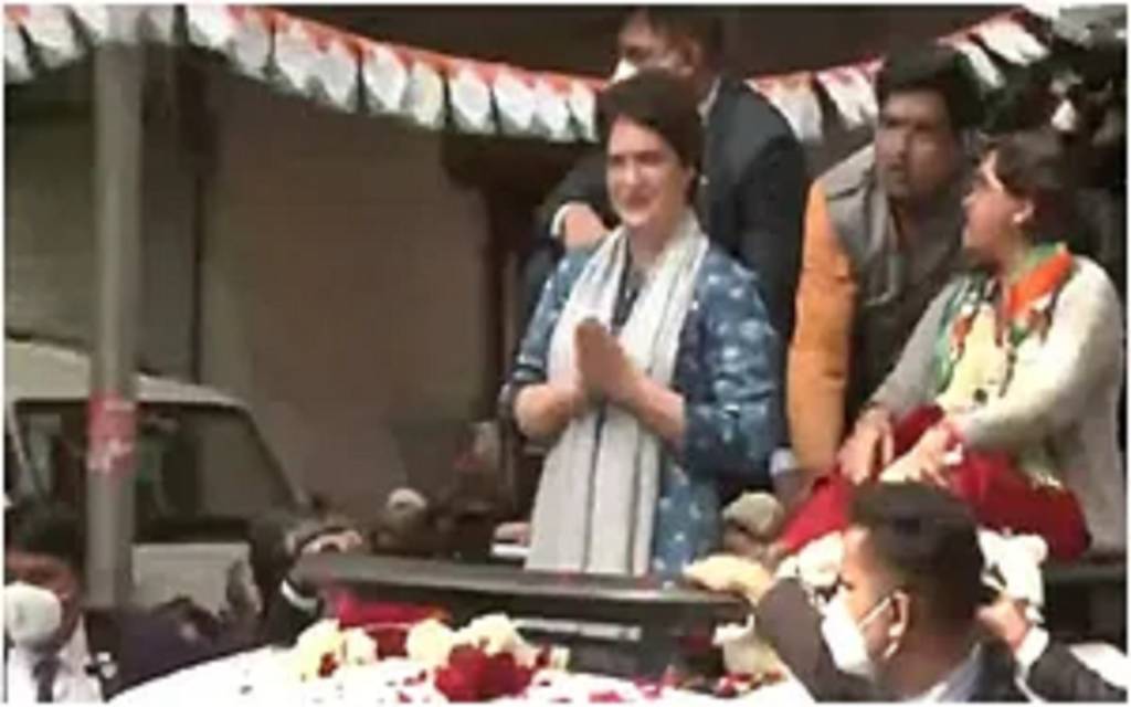 आचार संहिता के उल्लंघन पर कार्रवाही: प्रियंका गांधी के रोड शो के बाद कांग्रेस प्रत्याशी समेत 2500 लोगों पर केस दर्ज