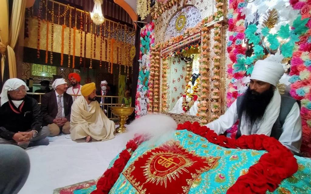आज वाराणसी में सियासी दिग्गजों का जमावड़ा: यूपी और पंजाब के सीएम के बाद प्रियंका-राहुल भी पहुंचे सीरगोवर्धन,संत जन्मस्थली पर टेका मत्था