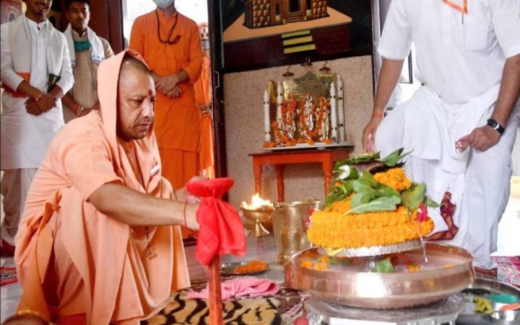 गोरखनाथ मंदिर में सीएम योगी ने किया रुद्राभिषेक, विश्व कल्याण की कामना