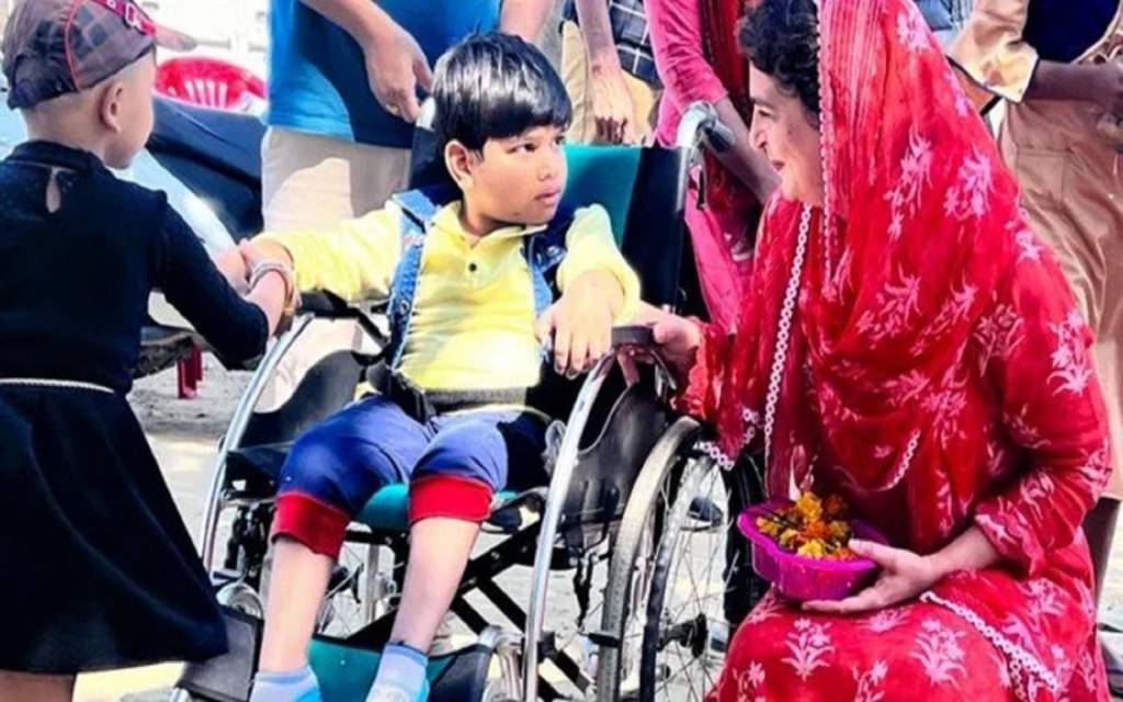 प्रियंका गांधी ने लाइन में लगकर किए भगवान शिव के दर्शन