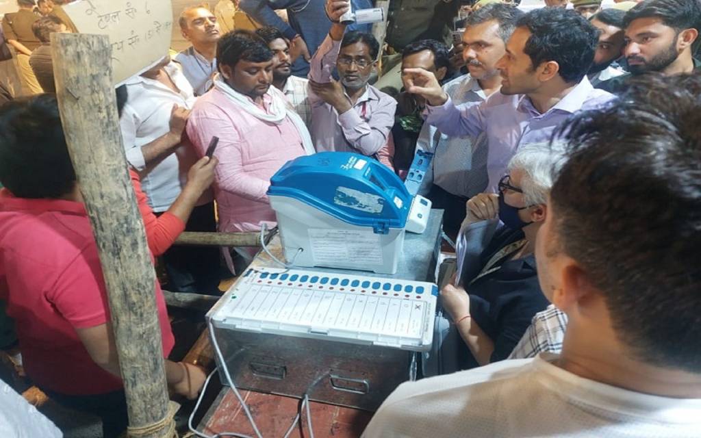 जानिए क्या है?- EVM बदलने का मामला...