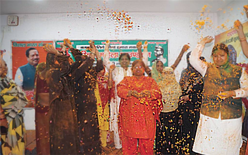 खून से होली खेलने वालों को मुस्लिम महिलाओं ने गुलाल उड़ाकर दिया सौहार्द का संदेश