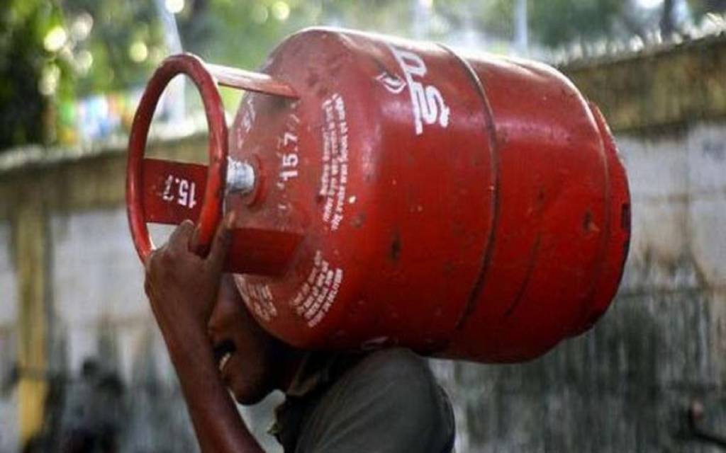 पेट्रोल-डीजल के बाद LPG के भी बढ़े  दाम, जानिए गैस सिलेंडर के नए रेट 