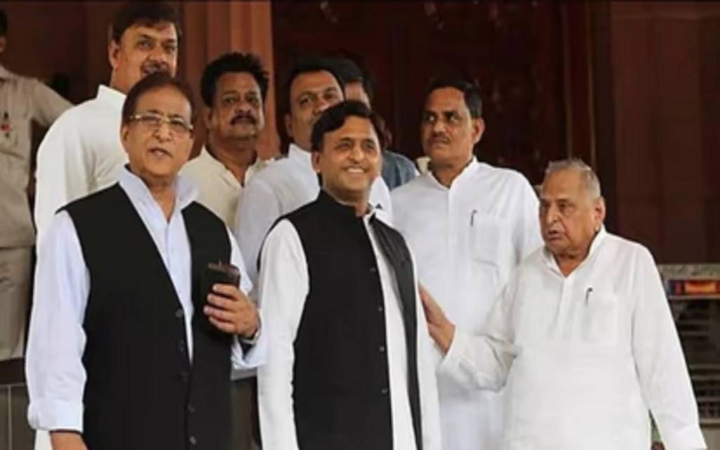 अखिलेश यादव और आजम खां ने लोकसभा की सदस्यता से दिया इस्तीफा