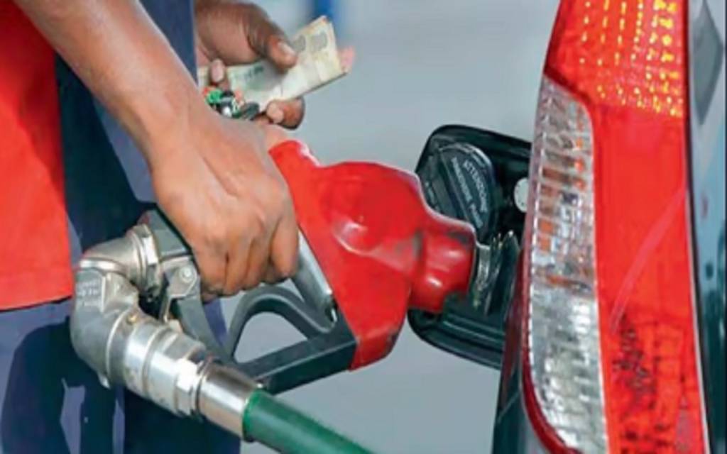 वाराणसी में पेट्रोल की कीमतें 100 रुपये के पार, बढ़ते कीमतों से आम जनता परेशान