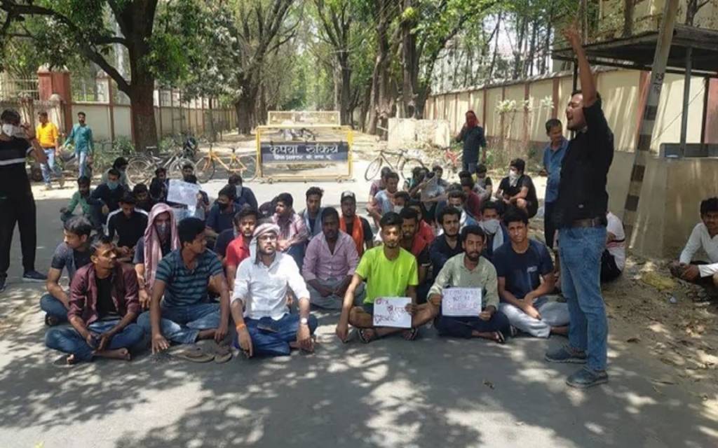 बीएचयू में एलबीएस हॉस्टल के छात्रों ने शुरू किया धरना-प्रर्दशन, प्रशासनिक संरक्षक को हटाने की मांग