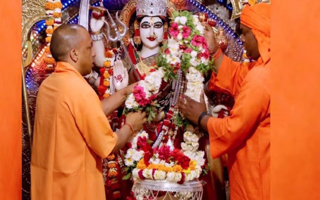 नवरात्र के पहले दिन सीएम योगी ने देवीपाटन शक्तिपीठ में की पूजा