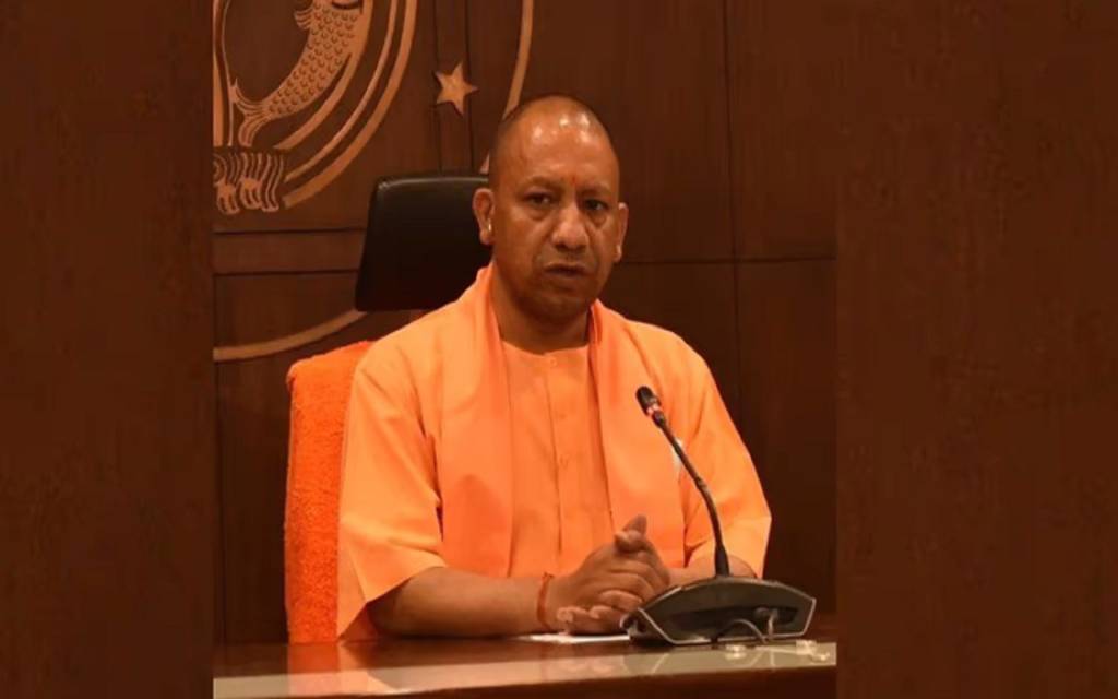 वाराणसी में सीएम योगी ने की समीक्षा बैठक, कहा- अधिकारी अपने व्यवहार में सुधार लाएं और छवि सुधारे