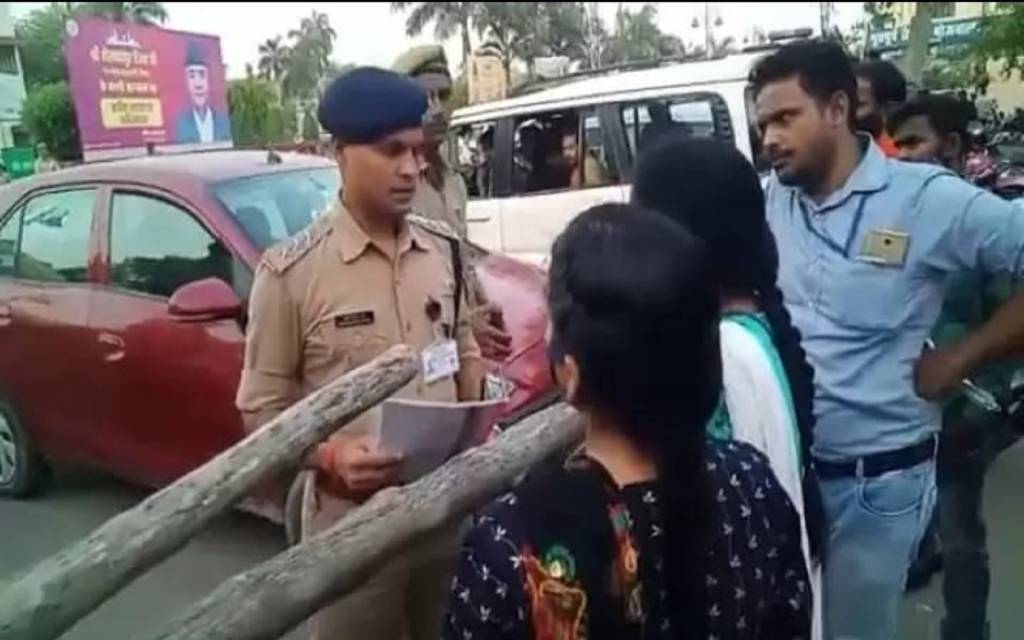 योगी से मिलने पहुंची महिला, पुलिस ने रोका