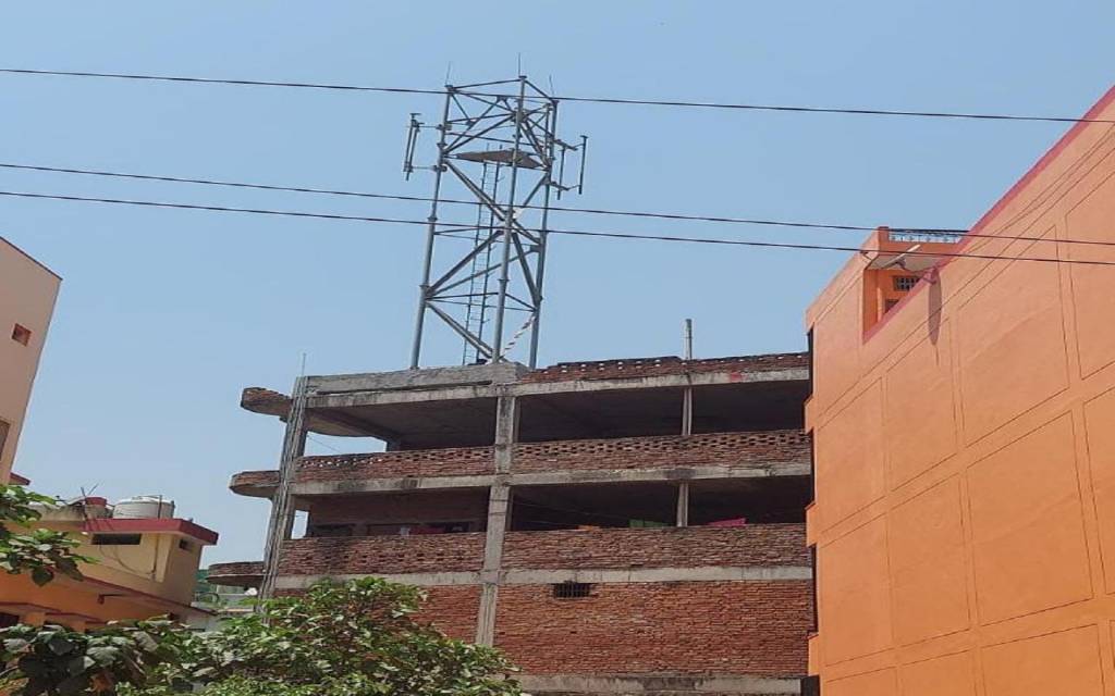 नियमों को ताख पर रखकर तन रहे मोबाइल टावर